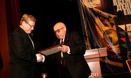 Президент Всероссийской организации качества Г.П. Воронин вручает В.А. Качалову медаль им. И.А. Ильина